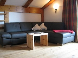 4 Sterne Appartement Ferlhof Krün Wohnzimmer Sonnenblume