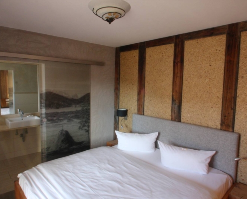 4 Sterne Ferienwohnung Ringelblume Schlafzimmer und Badezimmer Ferlhof Krün